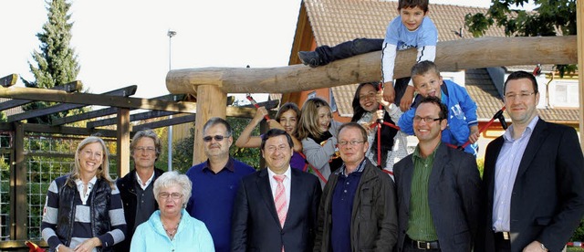Brgermeister, Sponsoren und Kinder bei der bergabe des neuen Spielgerts   | Foto: Adelbert Mutz