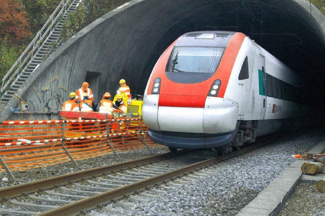 Der Adlertunnel ist zwar erst zehn Jah...eitet wird bei laufendem Bahnbetrieb.   | Foto: Regine Ounas-Krusel