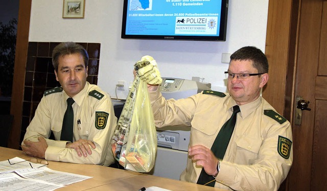 Gerhard Engel (links) und Martin Oberl... Schule: ein Sack voll mit Zigaretten.  | Foto:  KLAUS FISCHER