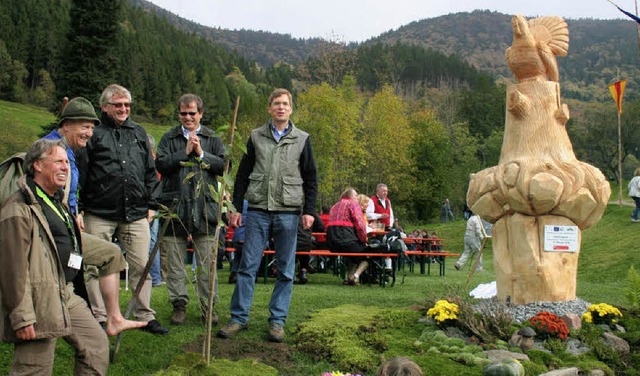 Die Naturfhrer Richard Krieg und Sieg...hllt und eine Vorgelkirsche gesetzt.   | Foto: Karin heiss