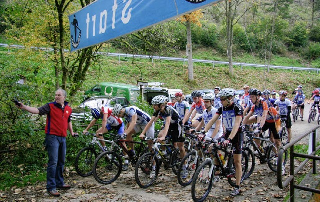 Georg Scherer vom Skiclub Kandel wies ...ilnehmern des Fahrradrennens den Weg.   | Foto: Stefanie Sigmund