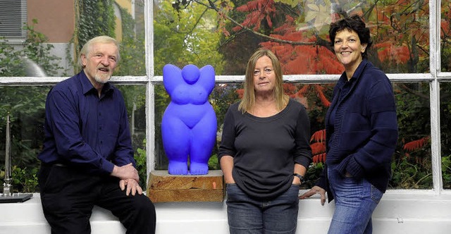 Mit blauer Dame schon fast ein Quartet...ens, Edeltraud Graf und Viola Jrgens   | Foto: Thomas Kunz
