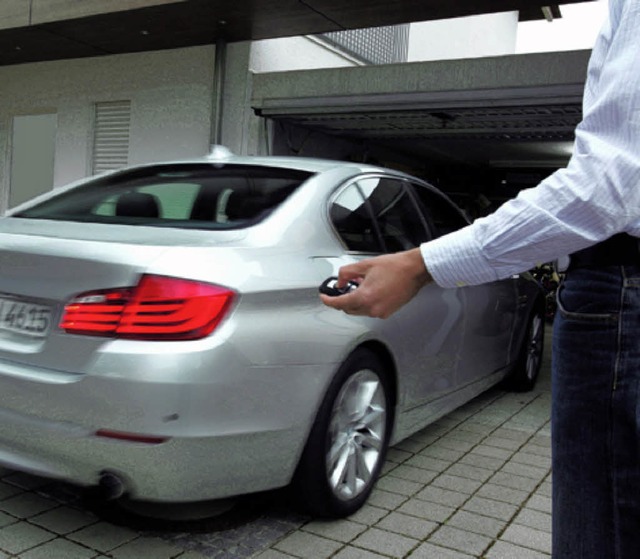 Per Knopfdruck in die Garage: BMW versucht es.   | Foto: dpa