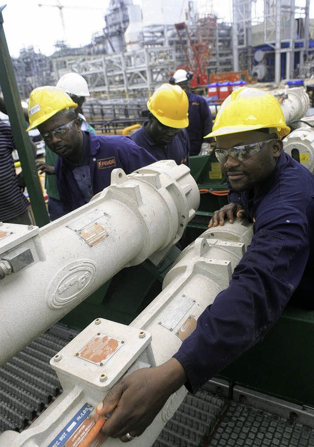 Der Kontinent ist mit Rohstoffen reich gesegnet: lfrderung in Nigeria   | Foto: dpa/BZ