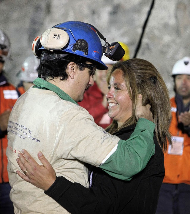 berglcklich: Raul Bustos, der als 30... Mine freikam, umarmt seine Freundin.   | Foto: dpa