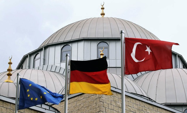 Vor einer Moschee in Duisburg wehen di...e deutsche und die trkische  Flagge.   | Foto: DPA