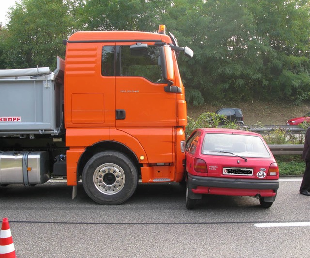 Brummi kontra Kleinwagen: Das htte bse ausgehen knnen.  | Foto: Polizei