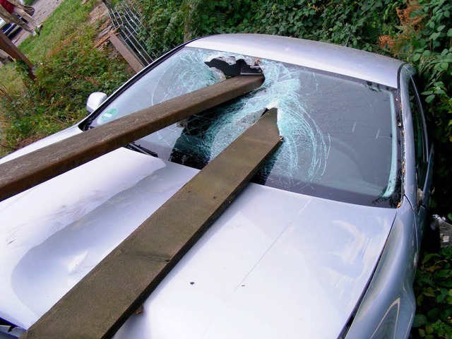 Das Unfallauto  mit den beiden Holzlatten in der Frontscheibe.  | Foto: Polizei