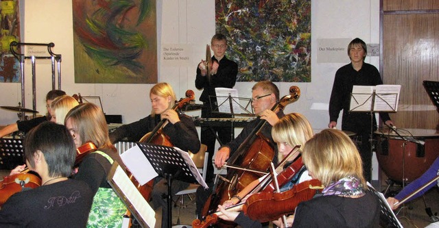 Das Orchester des Scheffelgymnasiums  ...n, die der Neigungskurs Kunst malte.    | Foto: Michael Gottstein