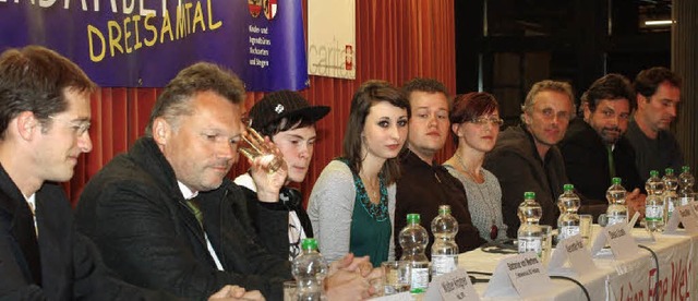 Jugendliche und Erwachsene diskutierte... dem Podium in Kirchzarten gemeinsam.   | Foto: hans christof wagner