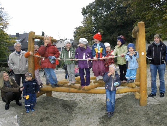 Viele Kinder testeten erst einmal die ...ierbrcke auf dem Gssle-Spielplatz.    | Foto: Uto R. Bonde