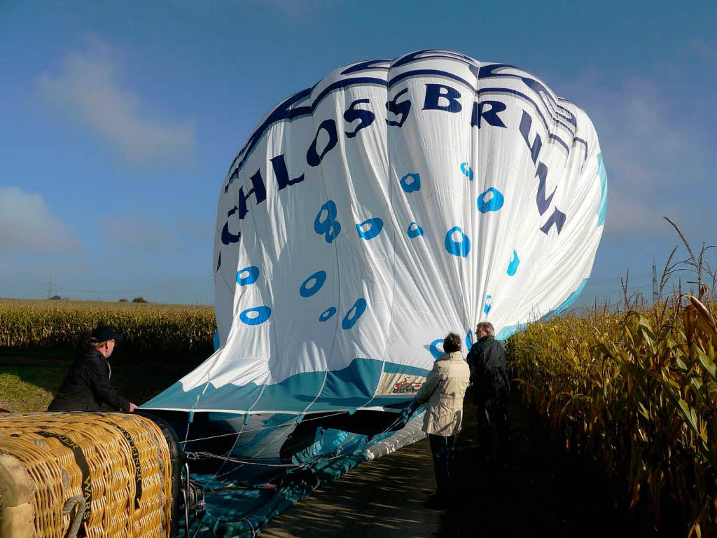 Nach der Landung: Der Korb wird gekippt und der Ballon eingepackt