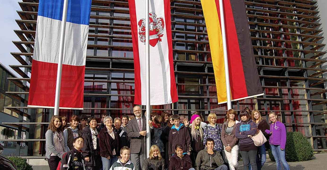 B�rgermeister Rudolf R�mmele beim Hiss...d Julie aus Embrun mit der Trikolore.   | Foto: Paul Berger