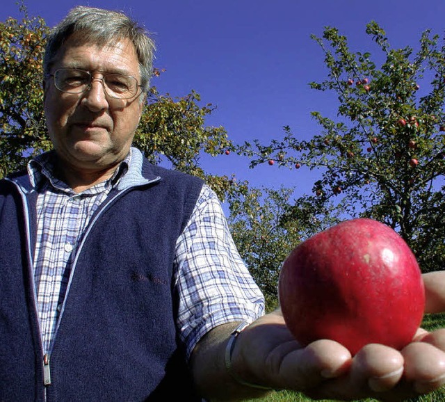 Die Zukunft der Dinkelberglandschaft  ...r Hand: Klaus Bttger mit einem Apfel.  | Foto: Andr Hnig