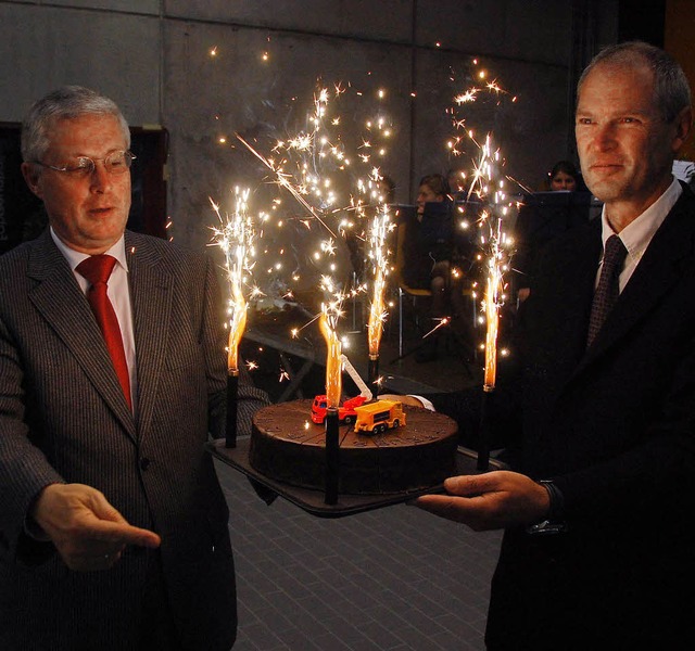 Architekt Harald Konsek berreichte OB Dietz eine Feuerwerk-Torte.  | Foto: Hannes Lauber