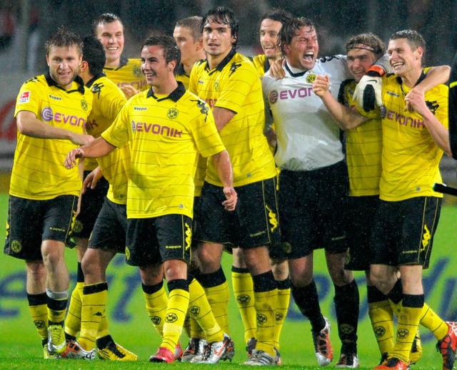 Schwarz-Gelber Jubelknuel: Borussia D... seit ber 7 Jahren wieder auf Rang 1.  | Foto: dpa