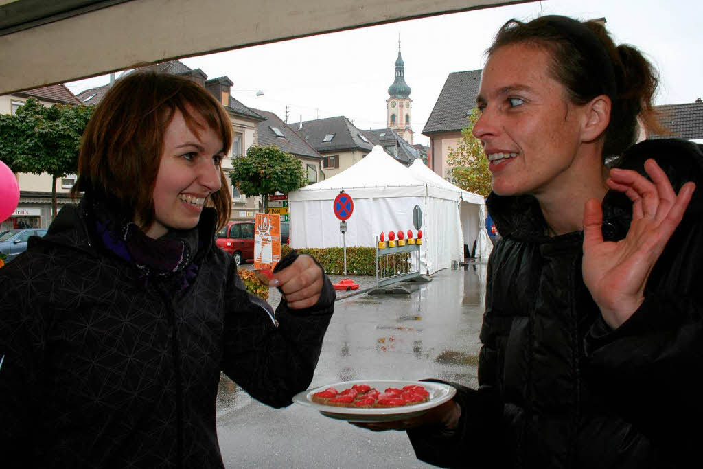 Schon probiert? Anya Rappe-Immekus serviert Dinkelvollkornbrot mit Himbeeraufstrich am Stand der Volkshochschule.