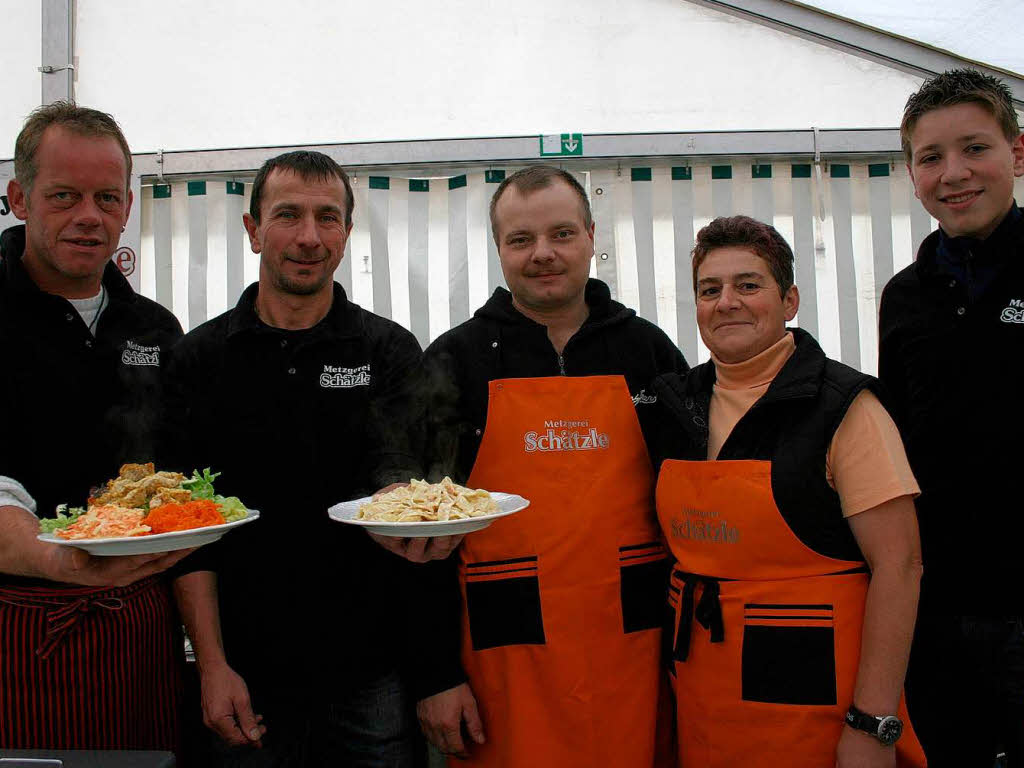 Das Bewirtungsteam der Metzgerei Schätzle serviert Lachnudeln und "Wellness-Salat" Das Bewirtungsteam der Metzgerei Schätzle serviert Lachnudeln und "Wellness-Salat"