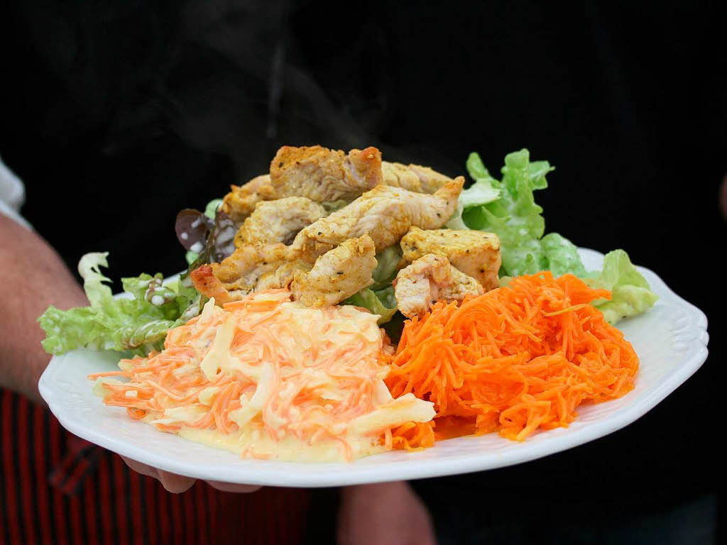 Das Bewirtungsteam der Metzgerei Schtzle servierte "Wellness-Salat" mit Putenstreifen.