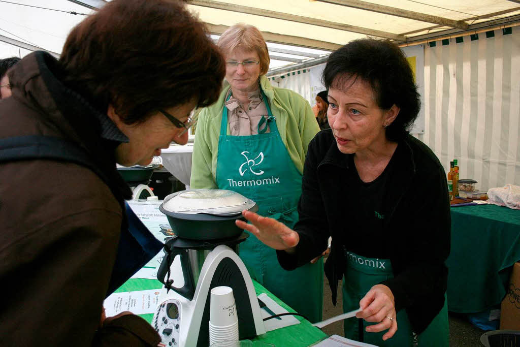 Petra Hübner erklärt, wie ein Thermomix funktioniert. Petra Hübner erklärt, wie ein Thermomix funktioniert.