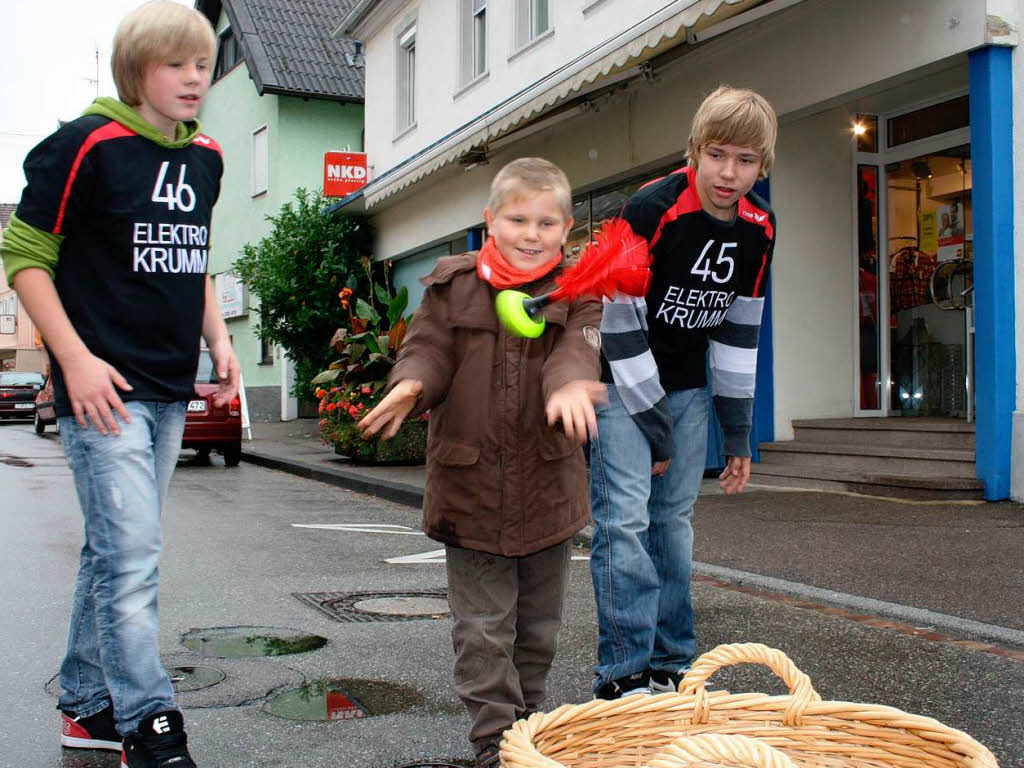 Trotz Regenwetters konnten David Pfister (links) und Paul Senn (rechts) den ein oder anderen potenziellen Nachwuchsspieler  begeistern.