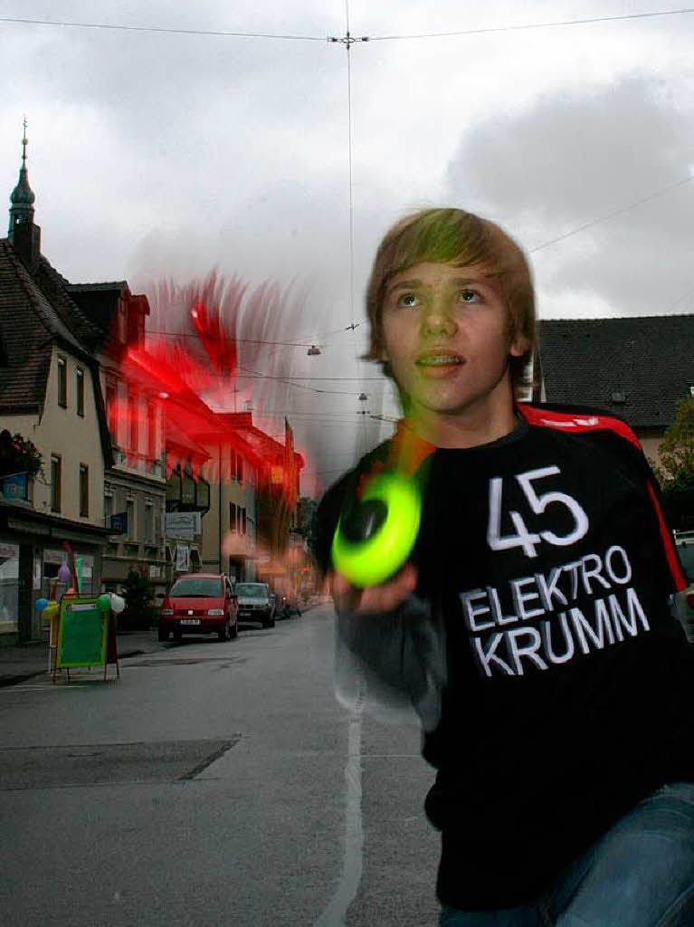 Paul Senn vom Malterdinger Indiaca-Club spielt Indiaca an einem ungewöhnlichen Ort: Der Herbolzheimer Hauptstraße. Paul Senn vom Malterdinger Indiaca-Club spielt Indiaca an einem ungewöhnlichen Ort: Der Herbolzheimer Hauptstraße.