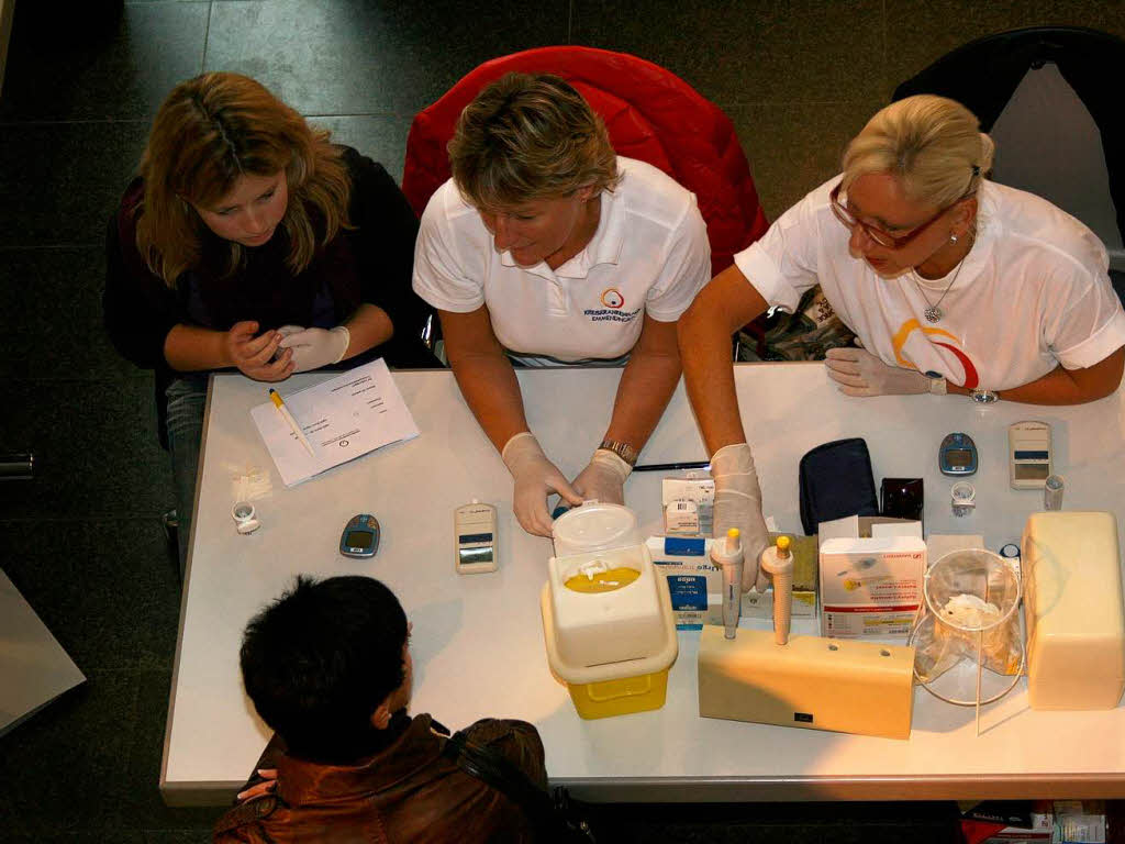 Zum zweiten Mal war das Kreiskrankenhaus Emmendingen als Aussteller mit dabei. Der Stand im Torhaus war gut frequentiert. Zum zweiten Mal war das Kreiskrankenhaus Emmendingen als Aussteller mit dabei. Der Stand im Torhaus war gut frequentiert.