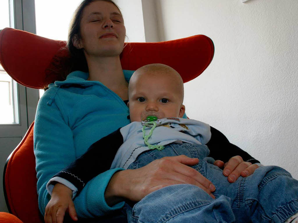 Im Ruheraum entspannen Manuela Maltring und ihr Sohn Pascal.