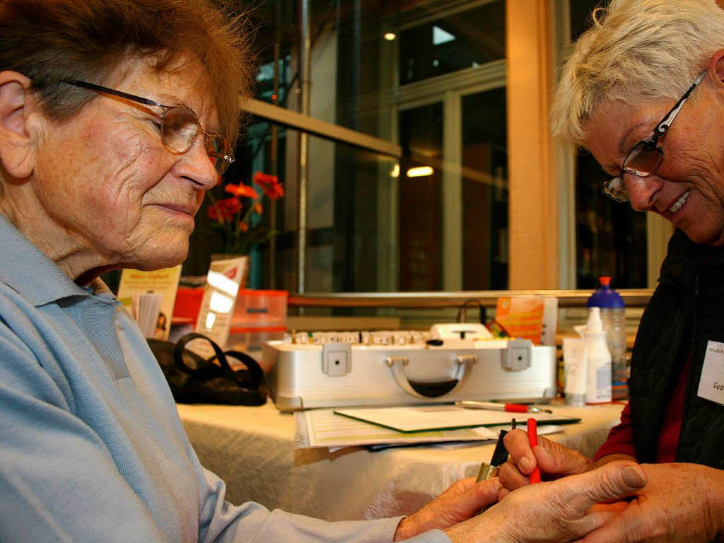 Gudrun Schmidt prft die Energiebahnen des Krpers mit einem Akupunktur-Testgert.
