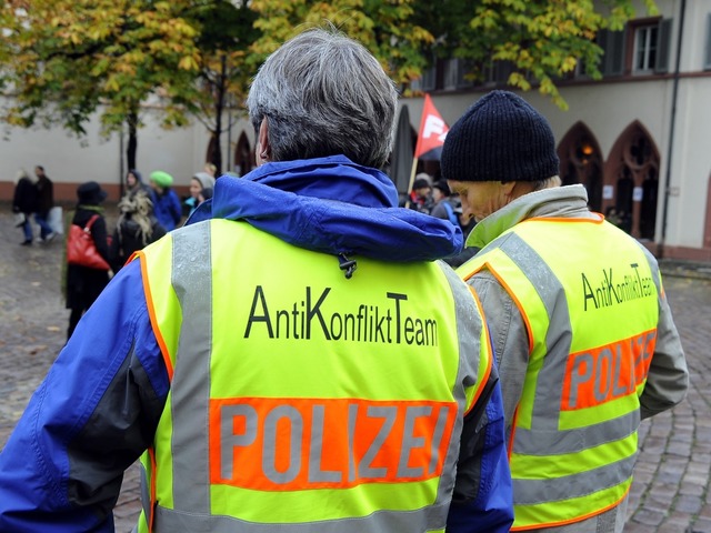 Das Anti-Konflikt-Team der Polizei am Samstag  im Einsatz auf dem Rathausplatz.  | Foto: Thomas Kunz