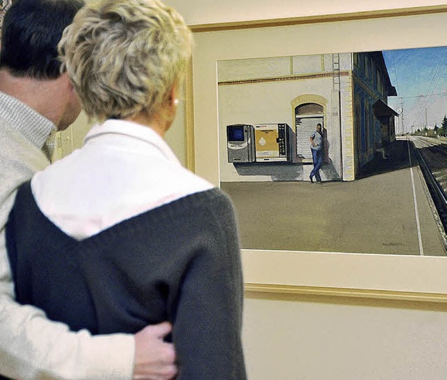 Ausstellungsbesucher betrachten eines von Bildsteins Bildern.   | Foto: B. Rein
