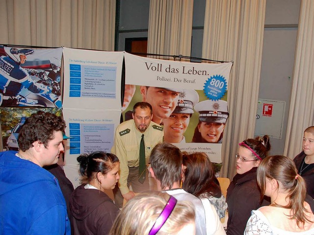 Stets dicht umlagert bei der Job-Start-Brse 2009: der Stand der Polizei.  | Foto: Marius Alexander