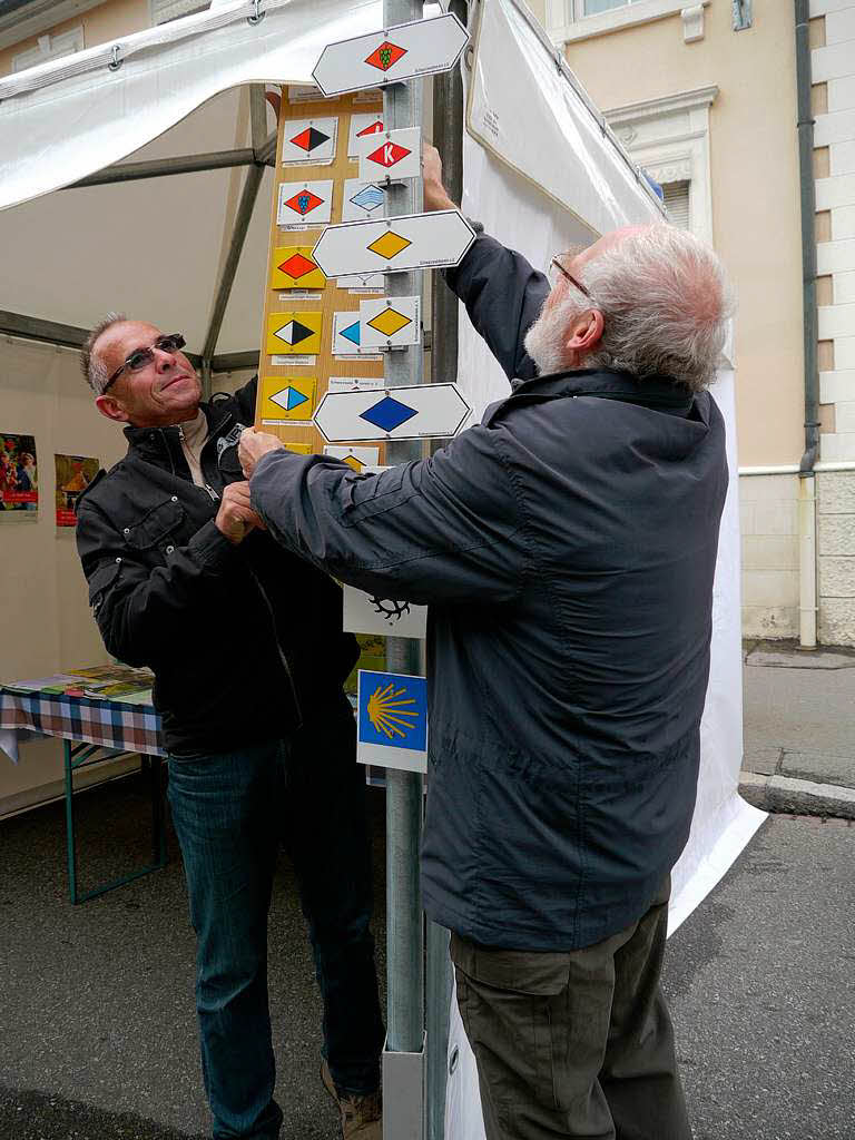 Dieter Ringwald (links) und Wolfgang Speith werben fr das Wanderwegenetz des Schwarzwald-Vereins.