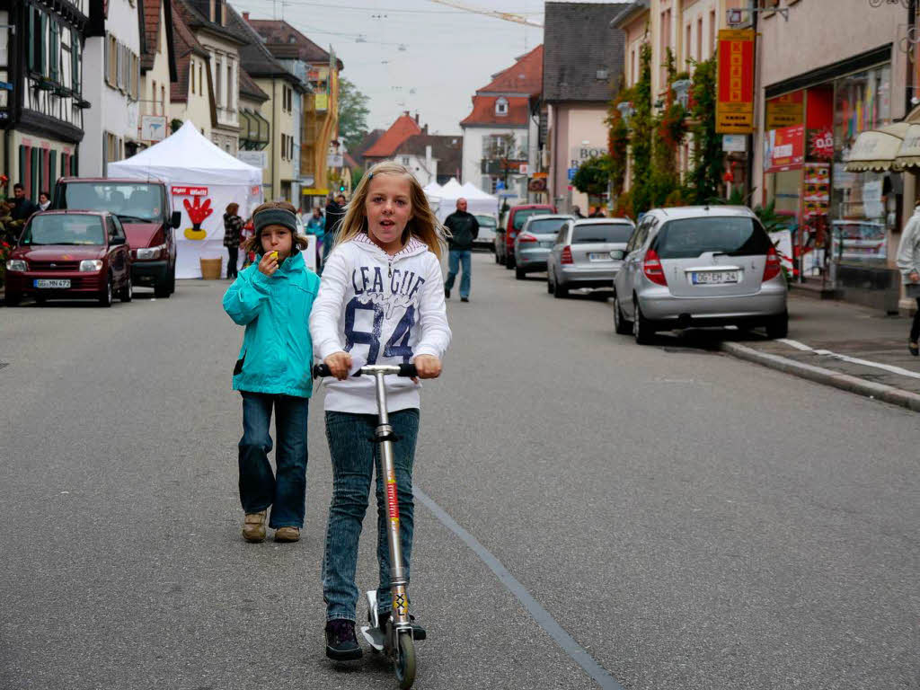 Jule (vorne) und Linda erobern die gesperrte Hauptstrae.