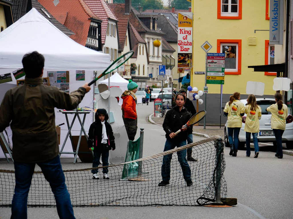 Hannah und Bernhard scheidel werben fr den Tennisclub.