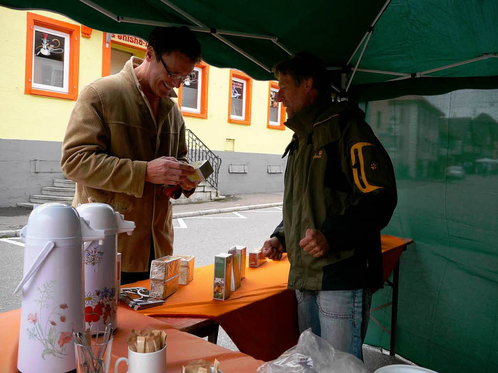 Bernd Bhler vom Eine-Welt-Laden serviert den durchgefrorenen Besuchern heien Tee.