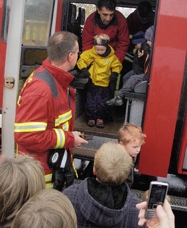 Hei begehrt waren die Rundfahrten fr Kinder im Feuerwehrauto.  | Foto: Jochen Fillisch