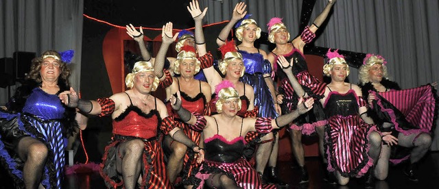 Die Schnoogemnner begeisterten die G...zum Thema &#8222;Moulin Rouge&#8220;.   | Foto: Alexander Anlicker