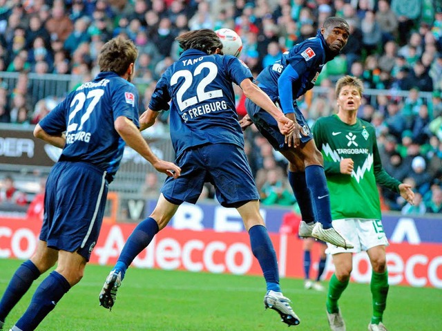 Daneben: Kisho Yano kpft in letzter M...e groe Chance zum 2:2-Ausgleich.kpft  | Foto: heuberger/dpa