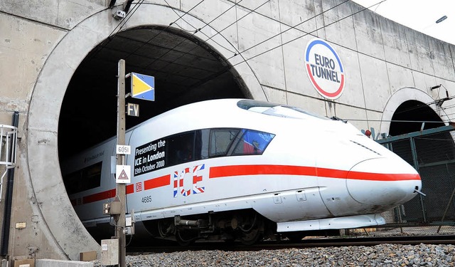 Ein ICE der Deutschen Bahn fhrt aus dem Eurotunnel.   | Foto: afp