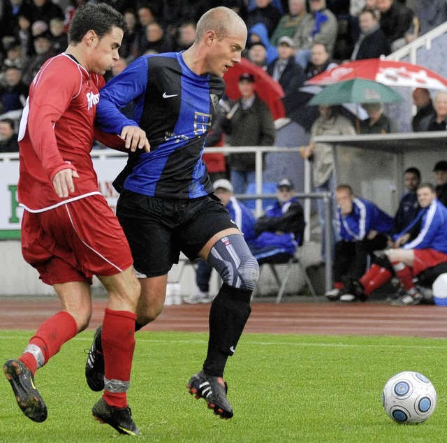 Thomas Fuhrler (mit Kniebandage gegen ...t Ruhe und Struktur ins Weiler Spiel.   | Foto: matthias kaufhold