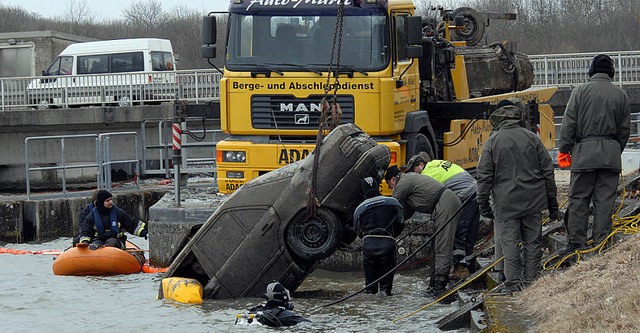 Das Auto mit dem toten Landwirt wird aus der Donau geborgen.  | Foto: dpa