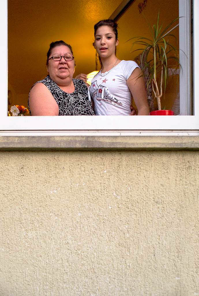 Oma Sonja mit iher Enkelin Camilla haben was zu gucken