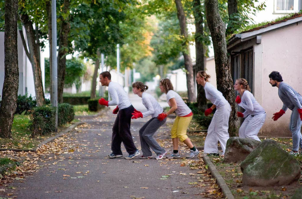 Die Affen sind los - Performance in  der Seitenstrae