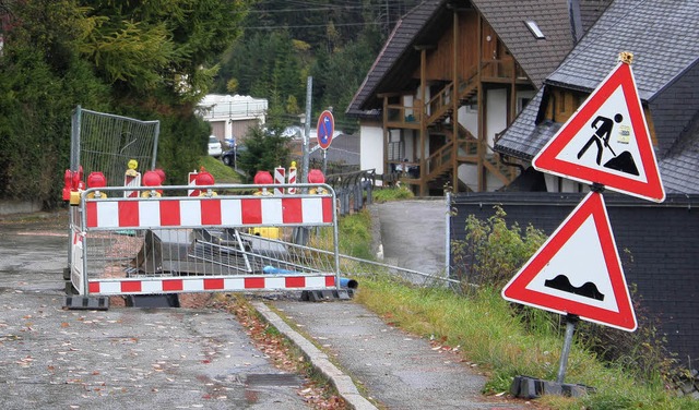 Der Gehweg wird an der Herrenbergstra...inem neuen Fahrbahnbelag zu versehen.   | Foto: gert brichta