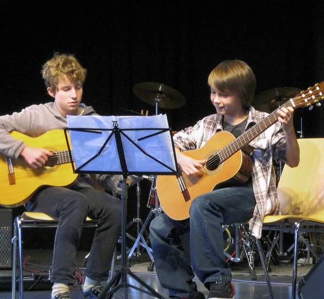 David Burger und Jonas Brunnabend mit klassischer Gitarre   | Foto: L. Schmid