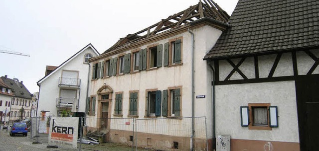 Der Abriss am letzten Gebude des Stammhauses Meyer in Riegel hat begonnen.   | Foto: Michael Haberer