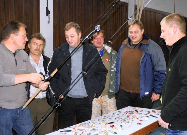 Mitglieder der Anglerkameradschaft Sch...hen Anwendung der Angeltechniken ein.   | Foto: Roswitha Klaiber