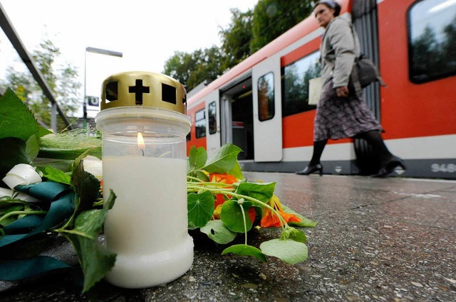 Kerzen und Blumen erinnerten am S-Bahn...n von Dominik Brunner. Er starb daran.  | Foto: ddp
