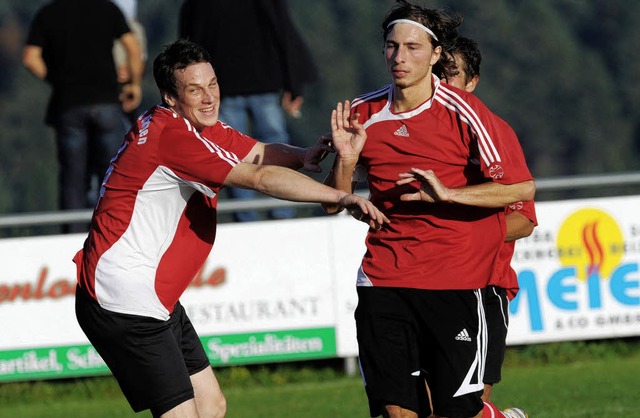 Die Spieler des SV St. Mrgen bejubeln...en Tabellenfhrer SSC Donaueschingen.   | Foto: Seeger